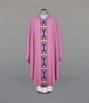 Ornat różowy zdobiony tkanym pasem