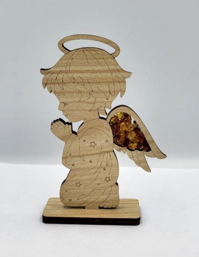 Aniołek klęczący zdobiony bursztynami