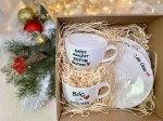 Dwie filiżanki ze spodkiem Bóg Cię kocha