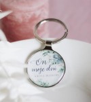 Brelok metalowy srebrny – "On moje dni nasyca dobrami"