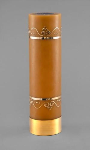 świeca delikatnie zdobiona