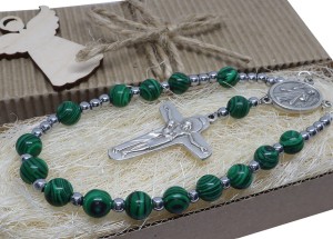 Różaniec do samochodu z kamieni w pudełku na prezent dla kierowcy