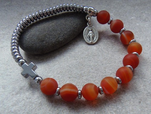 RÓŻANIEC - BRANSOLETKA NA RĘKĘ - DZIESIĄTKA Z KAMIENI OGNISTY AGAT TRAWIONY.