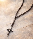 Różaniec drewniany rzeźbiony na sznurku – czarny