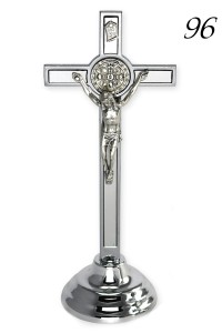 Krzyż stojący z medalem Benedykta w kolorze srebra 