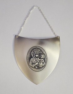 Srebrny ryngraf z wizerunkiem Matki Boskiej Częstochowskiej, srebro