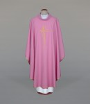 Ornat różowy z delikatnym haftem 1-344-5