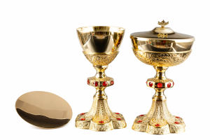 Zestaw liturgiczny złocony: kielich mszalny, puszka i patena z czerwonymi kamieniami