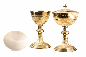 Komplet naczyń liturgicznych z bogatym ornamentem 