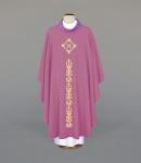 Różowy ornat liturgiczny z efektownym haftem