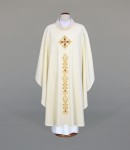 Kremowy ornat liturgiczny z efektownym pasem