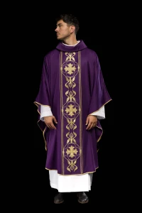 Fioletowy ornat z ozdobnym pasem