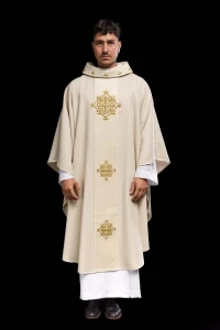 Ornat z aksamitnym pasem i haftem krzyży