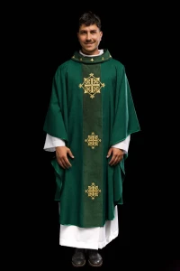 Ornat zielony z aksamitnym pasem i haftem krzyży