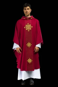 Ornat czerwony z aksamitnym pasem i haftem krzyży