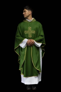 Ornat zielony z bogato haftowanym krzyżem