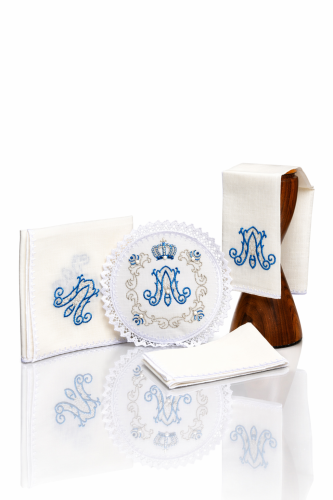 Lniany komplet kielichowy z haftem maryjnym