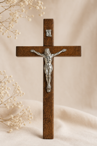 Krzyż drewniany z metalową pasyjką – klasyczny krucyfiks ścienny