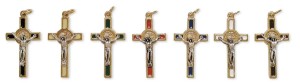Krzyż Benedykta 8 cm w kolorze złotym z kolorowym wypełnieniem