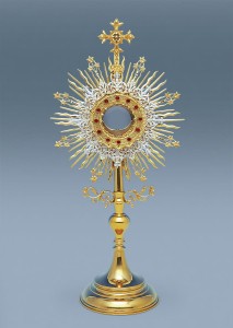 Tradycyjna monstrancja złocona z futerałem, bogato zdobiona U/412