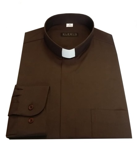 brązowa koszula kapłańska z koloratką.jpg