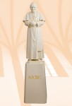 Figura Ojca świętego Jana Pawła II na postumencie 