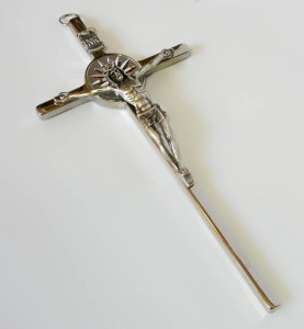 Krzyżyk metalowy do zawieszenia na ścianę złoty / srebrny