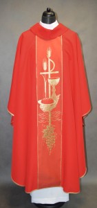 Czerwony ornat z symbolami eucharystycznymi 207