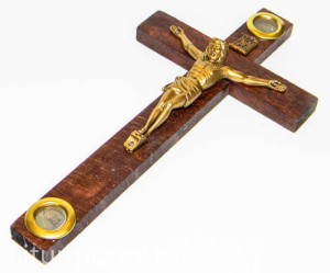 Krzyż drewniany mały w kolorze ciemnego brązu z drobinkami Ziemi Świętej