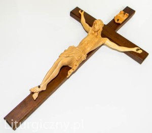 Krzyż w całości wykonany z drewna z ręcznie rzeźbionym korpusem 9A