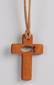 Zawieszka drewniana - krzyż z wyciętą rybką